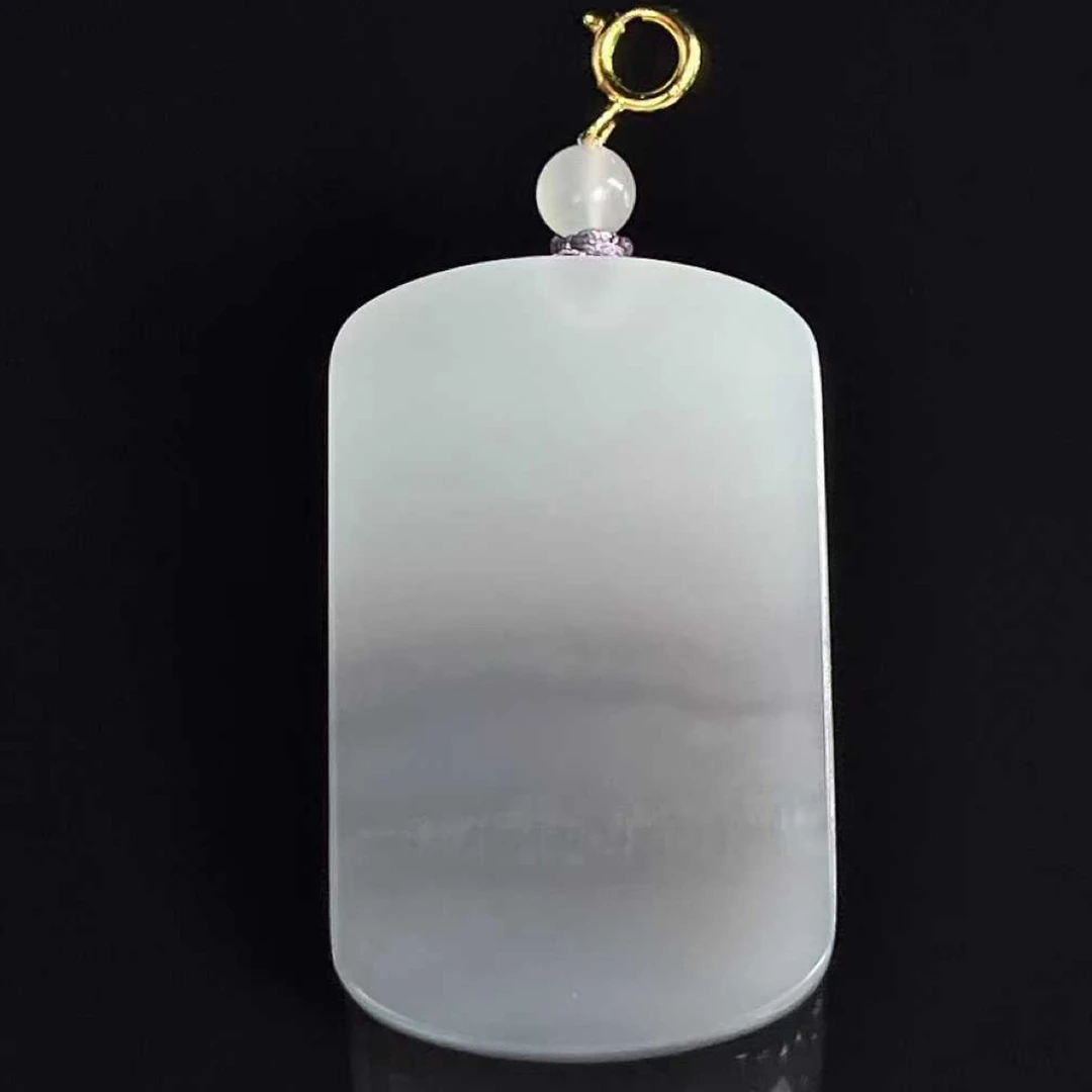 烟紫淡雅晕染如画，牌型规整饱满，佩戴简约大方～