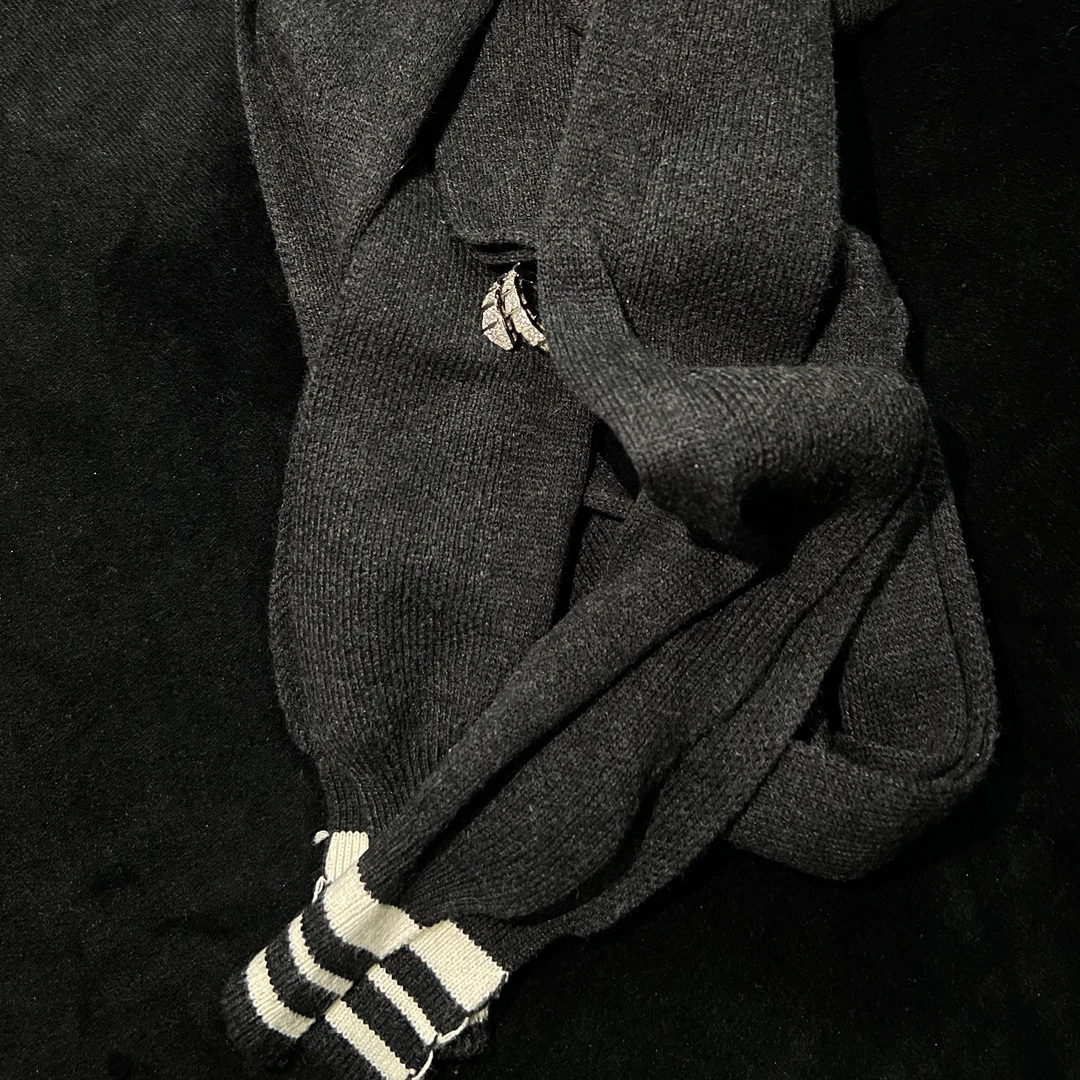 黑拼白条蛇形围巾