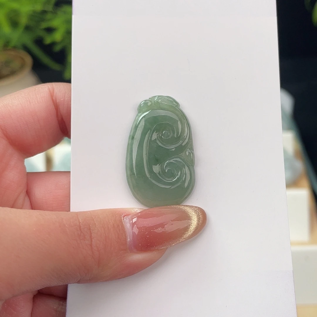 翡翠未镶嵌颈饰如意