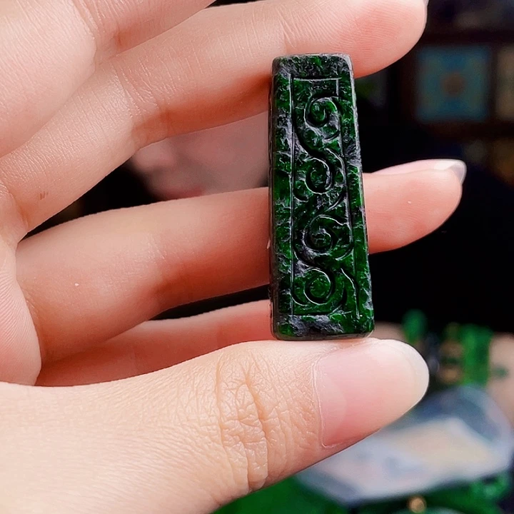 翡翠未镶嵌颈饰多样性
