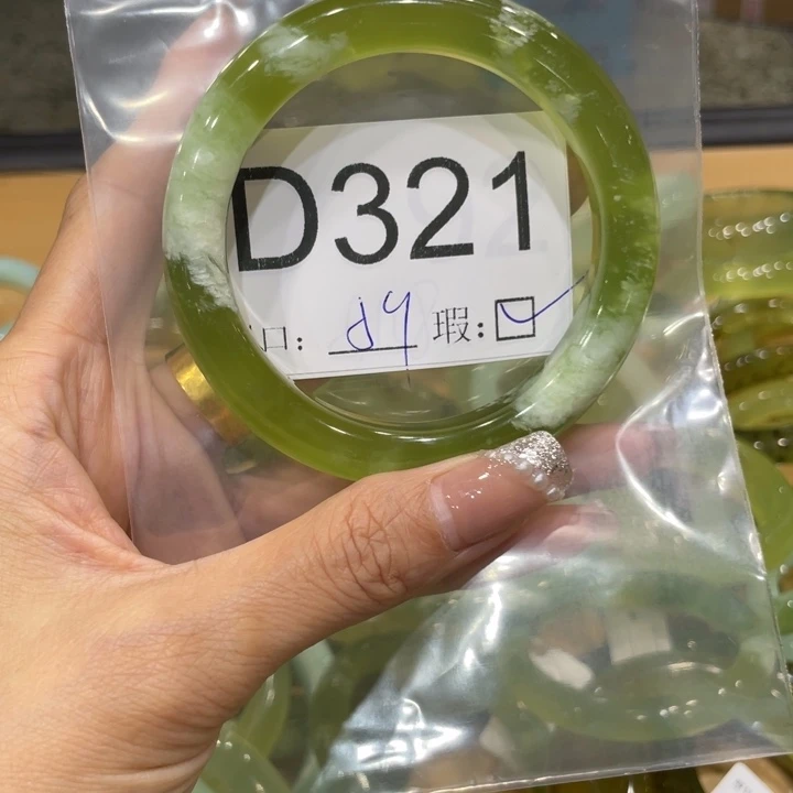 未镶嵌蛇纹石玉手镯?****露