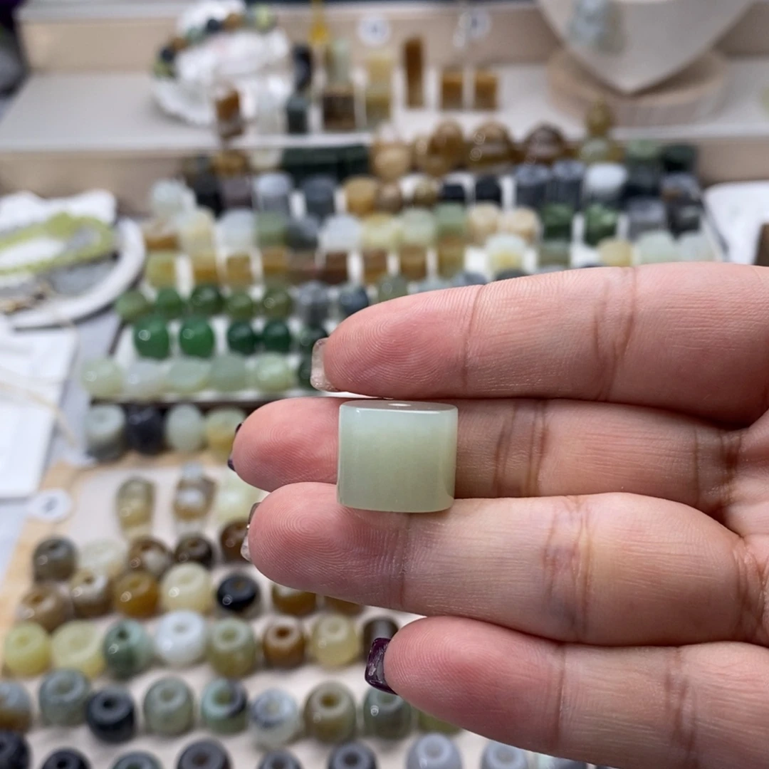 L****和田玉未镶嵌颈饰买断