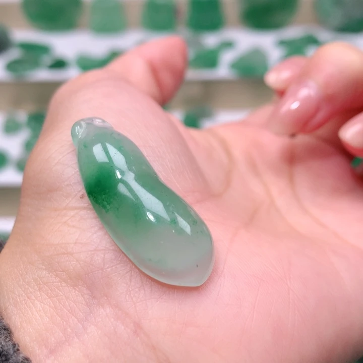 颈饰未镶嵌石英质玉