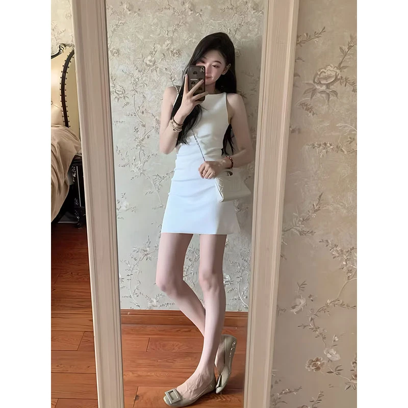 法式气质白色无袖背心连衣裙女夏季高级设计感褶皱收腰A字短裙子