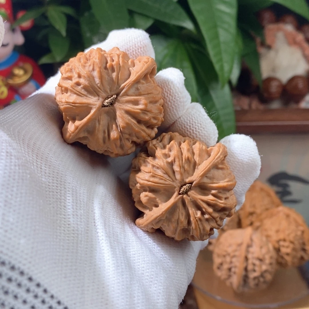 文玩核桃吊坠纬*金牛