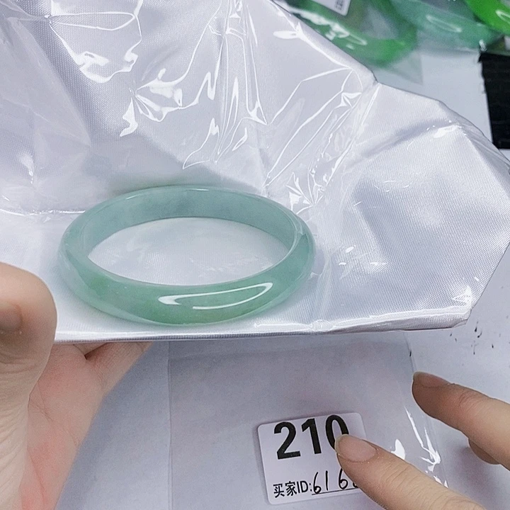 翡翠未镶嵌手镯一图一物实物为准（微瑕处理）