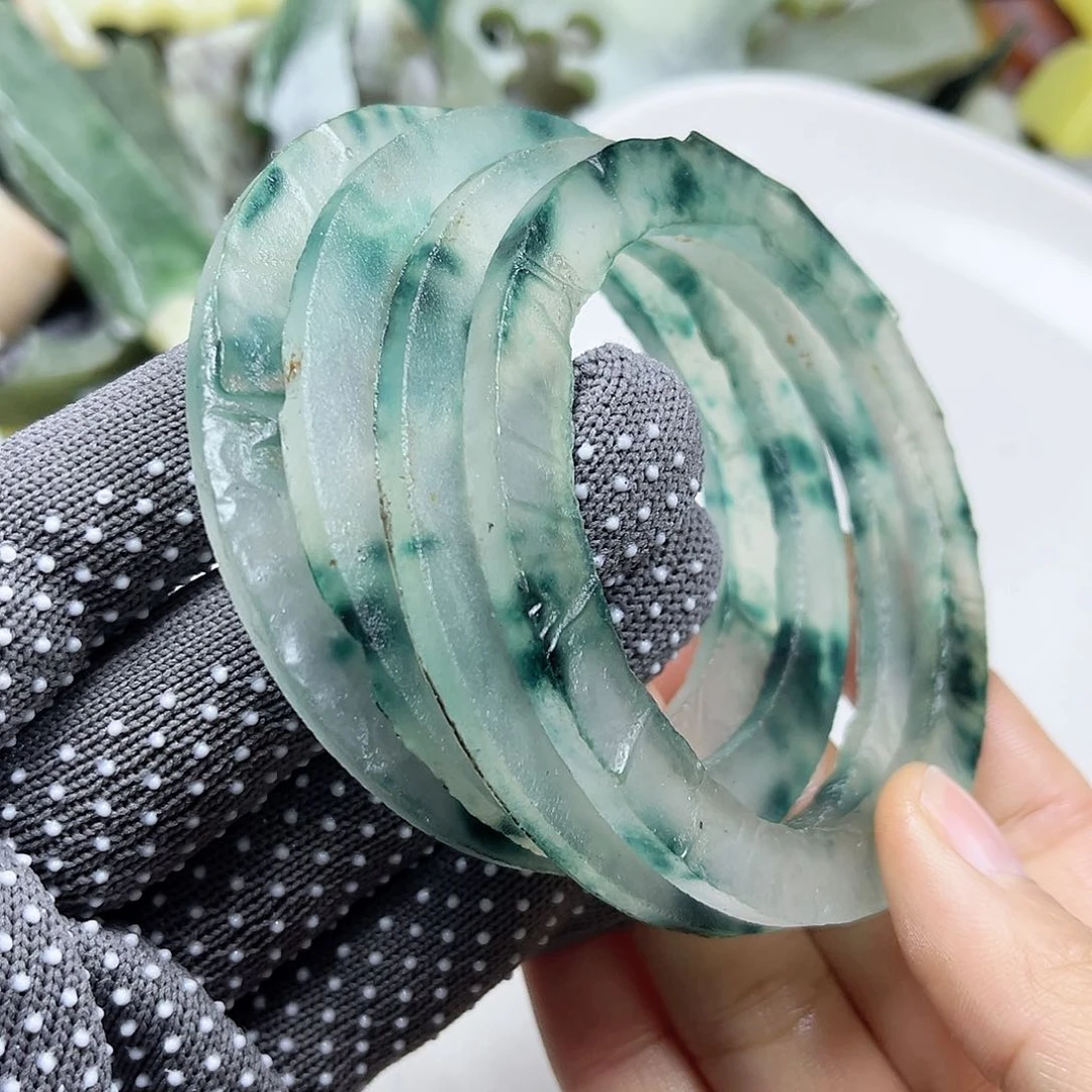 未镶嵌石英质玉（黄龙玉）颈饰