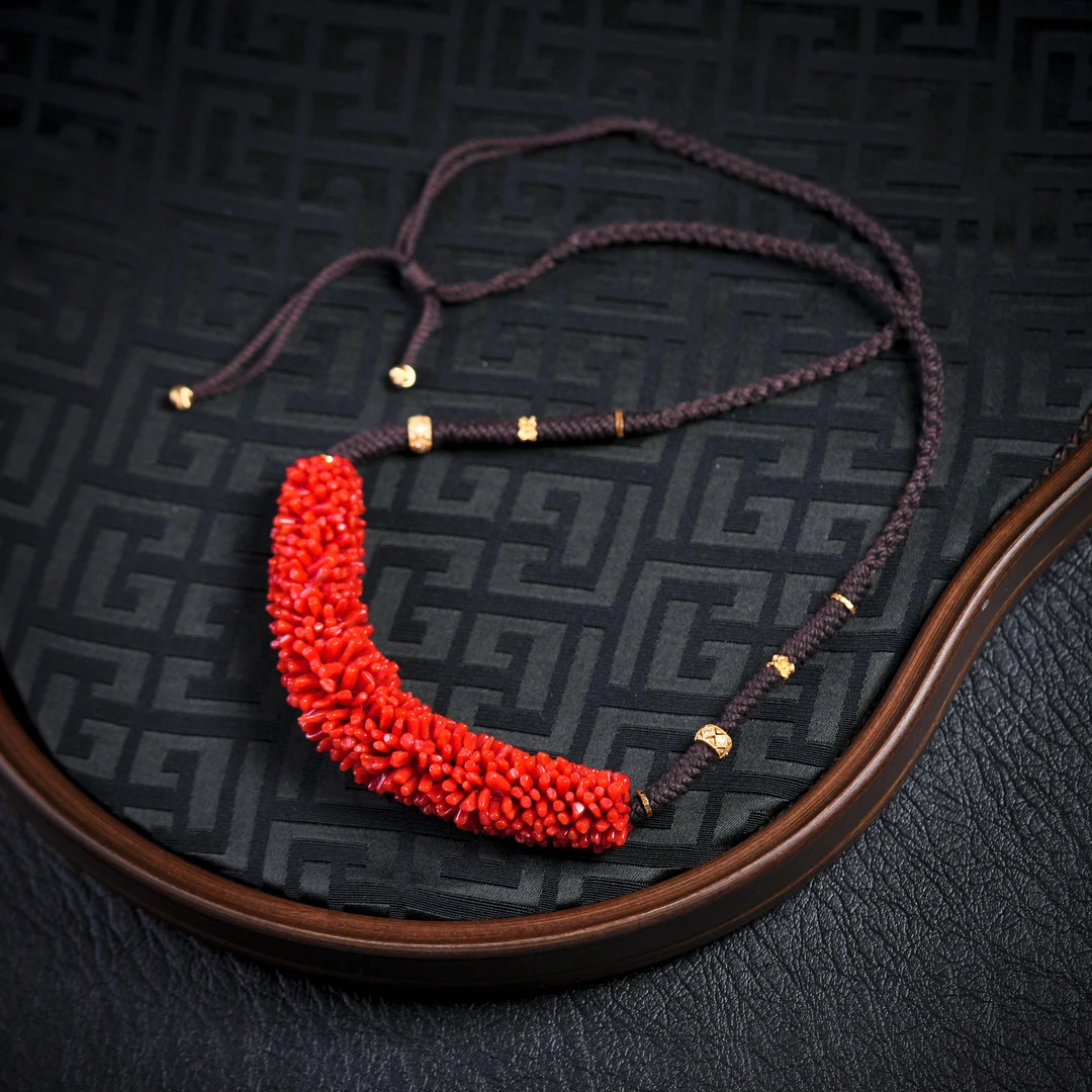 【诗蓉】稀缺红珊瑚S925银毛毛虫项链个性时尚AD2942