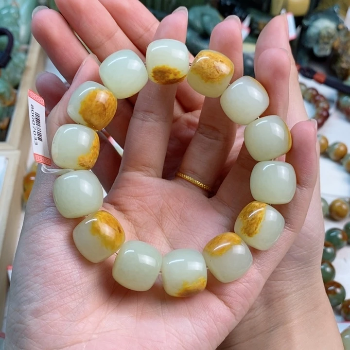 透闪石质玉手链未镶嵌万****人