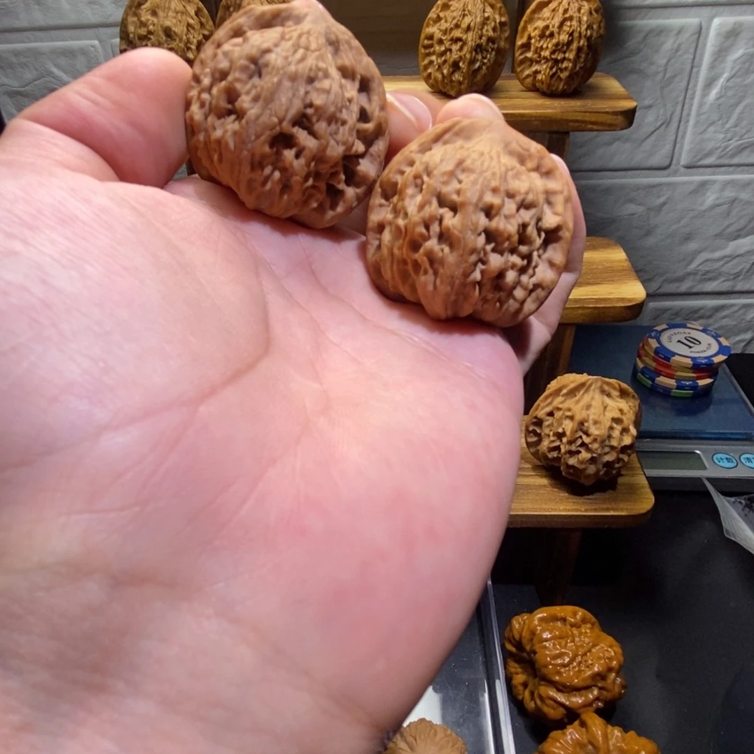 文玩核桃吊坠山地红狮子39