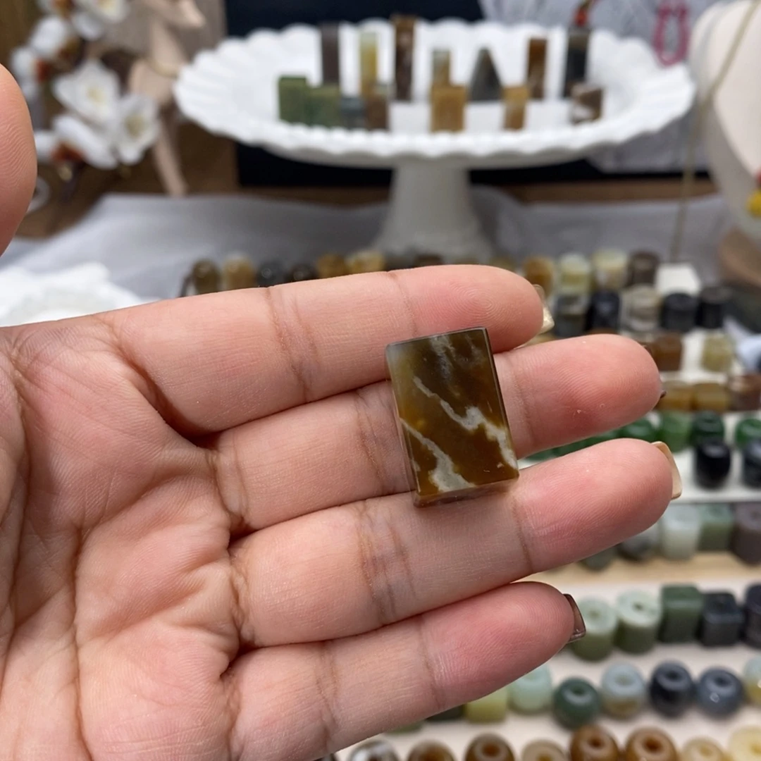 陌***y和田玉未镶嵌颈饰买断不退换