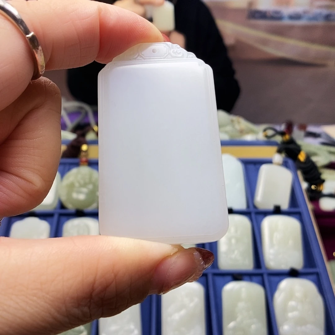 和田玉颈饰未镶嵌沈****司