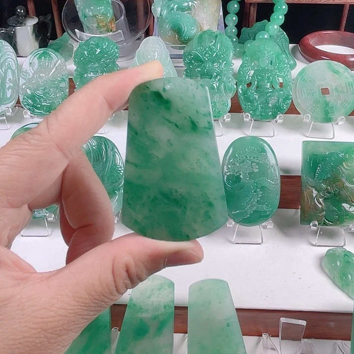 石英质玉吊坠未镶嵌小**?