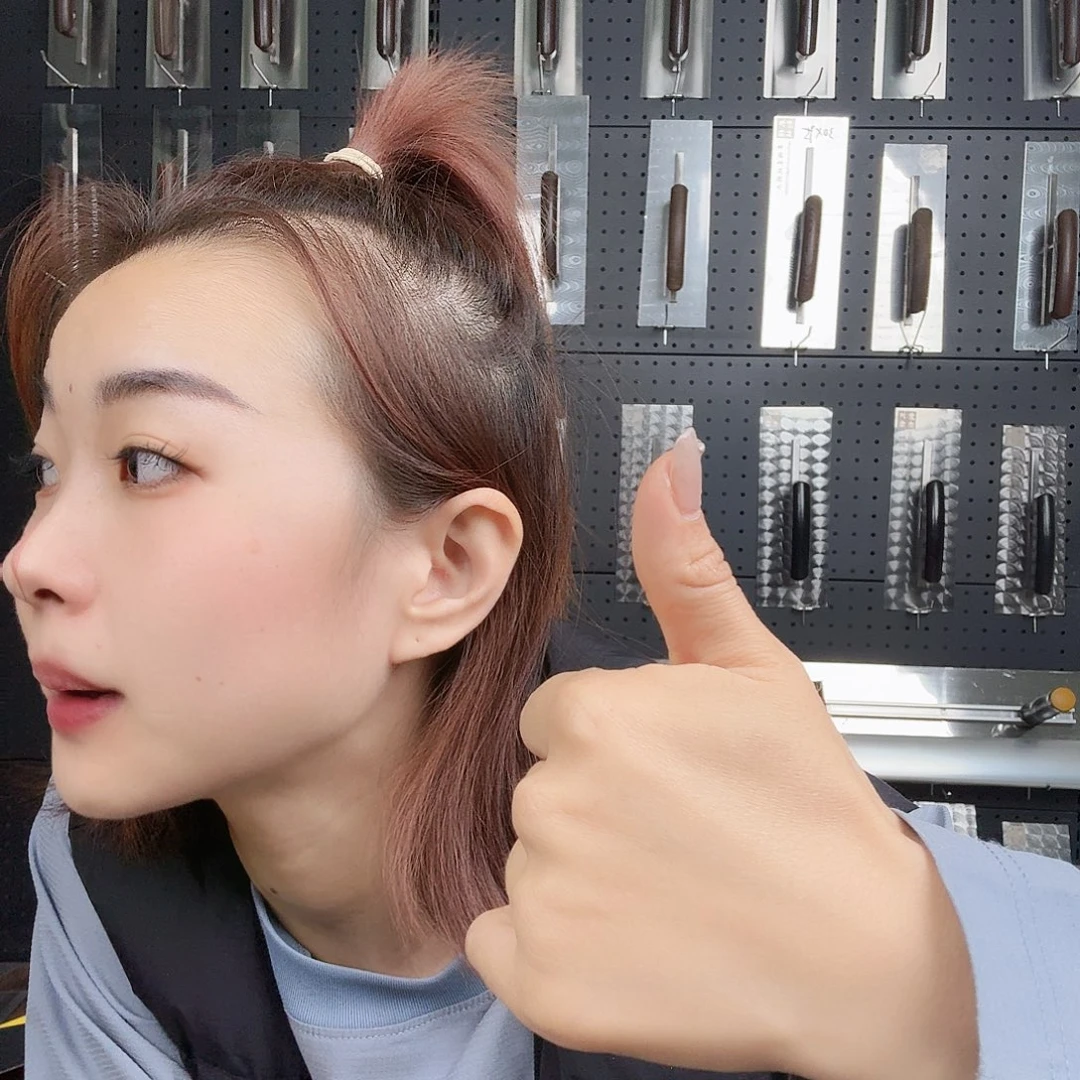 龙***40. 95一体瑕疵在桌子上