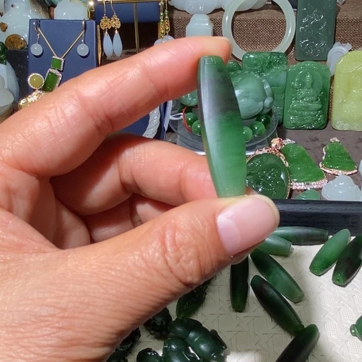 韦***韦和田玉（碧玉）未镶嵌颈饰