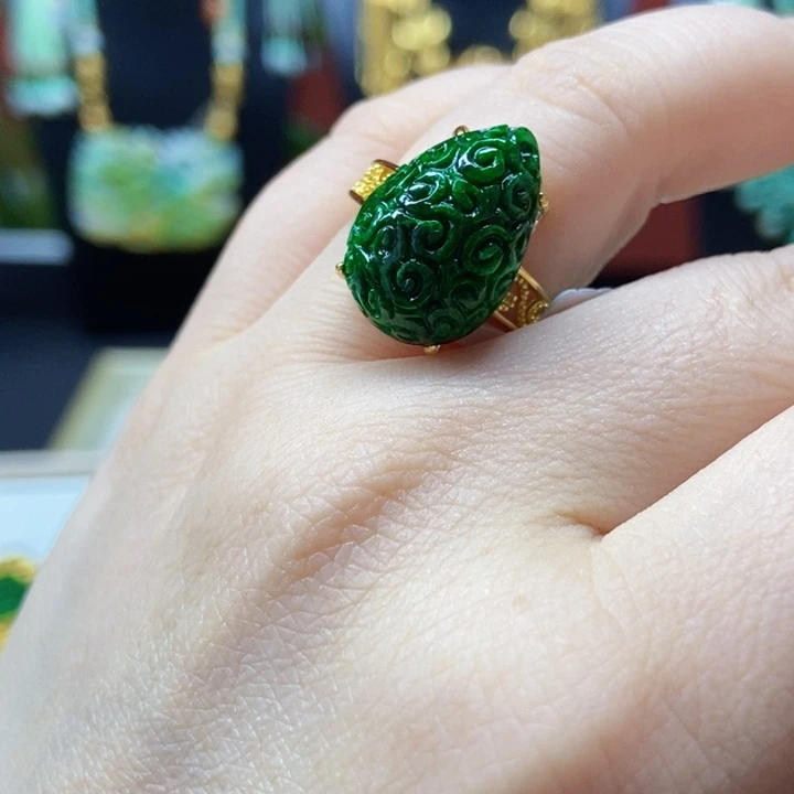 翡翠未镶嵌颈饰戒指