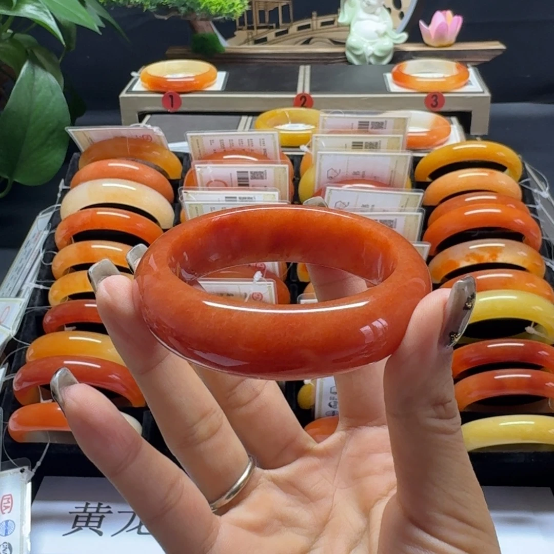 雨***道石英质玉（黄龙玉）未镶嵌手链
