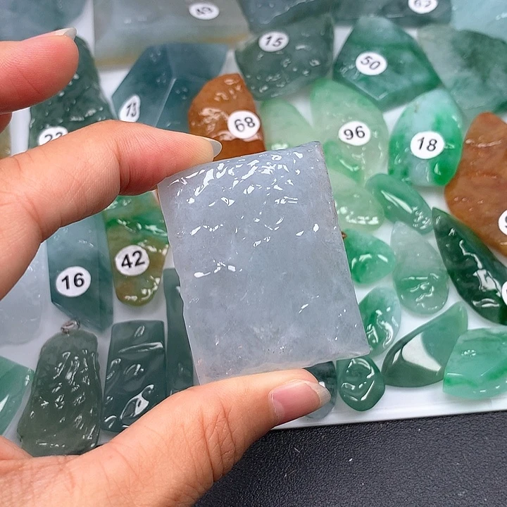 翡翠未镶嵌颈饰随型