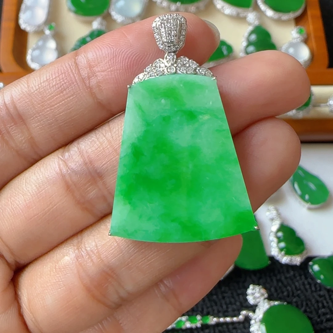 颈饰18K金镶嵌翡翠吊坠