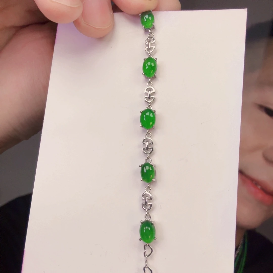 翡翠未镶嵌颈饰一件