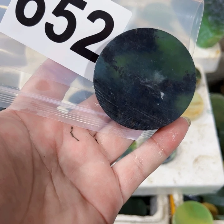 呜***人蛇纹石玉未镶嵌珠宝半成品