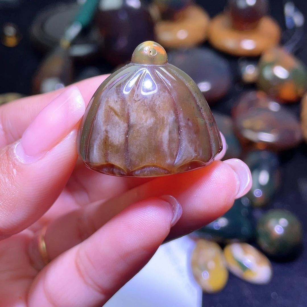 琥珀裸石未镶嵌？