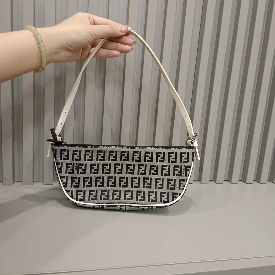95新 FENDI/芬迪 兔兔奢/芬迪手提包/250223017