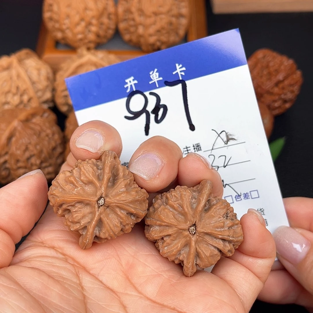 文玩核桃吊坠俺***蒙红狮子32尺。  937