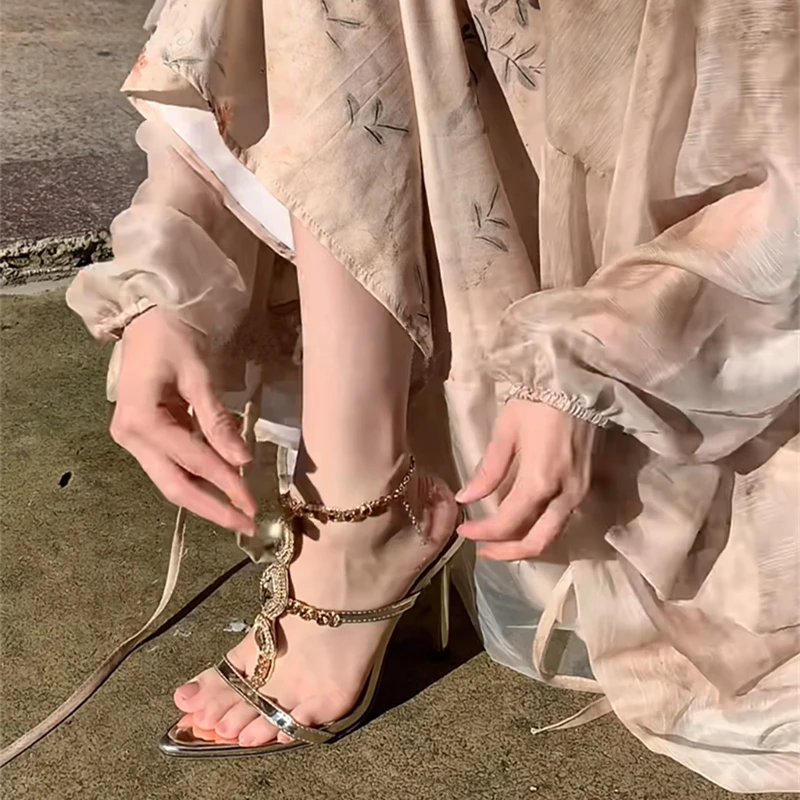 重工宝石水钻链条金色一字带露趾超火凉鞋女御姐性感高跟鞋女细跟