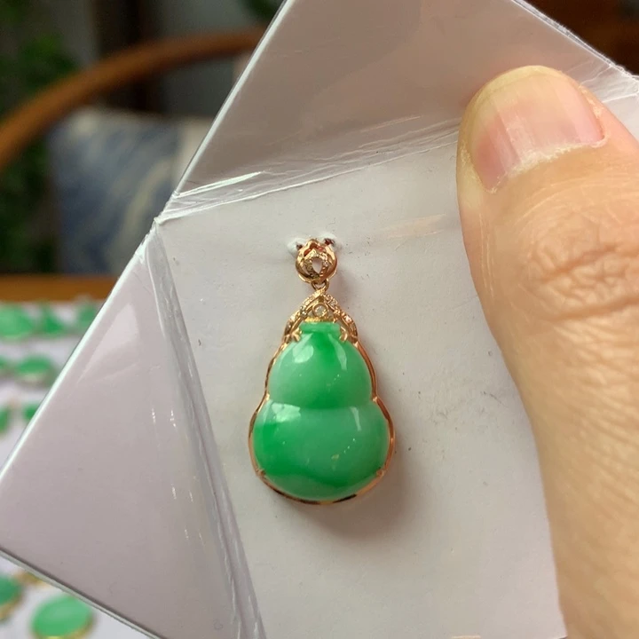 翡翠18K金镶嵌颈饰翡翠吊坠