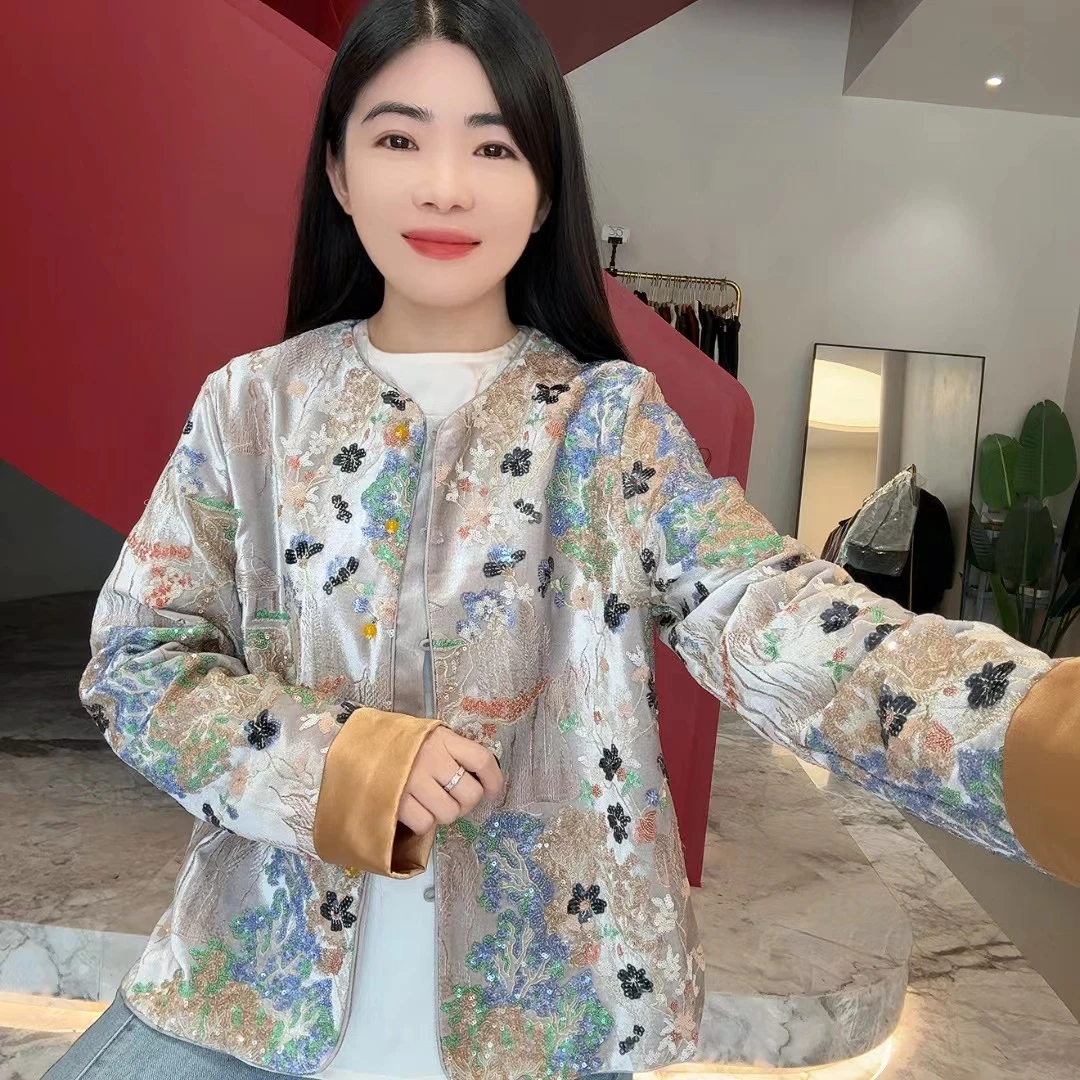 QC 252540 新中式重工钉珠圆领亮片刺绣丝绒短外套