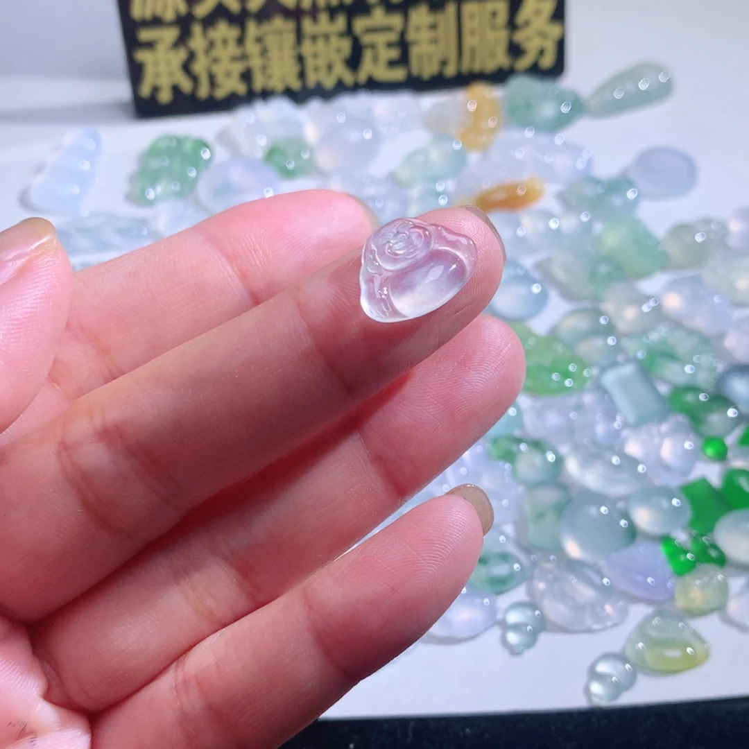 颈饰未镶嵌翡翠坐佛