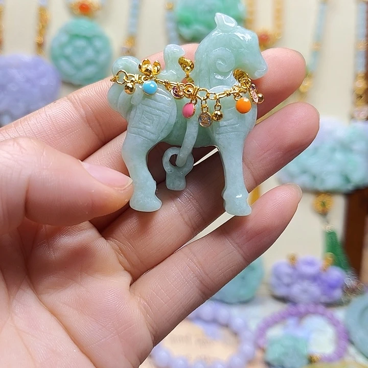 翡翠颈饰未镶嵌戴*娜天然翡翠