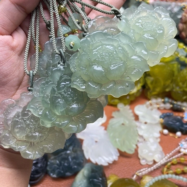 未镶嵌蛇纹石玉吊坠