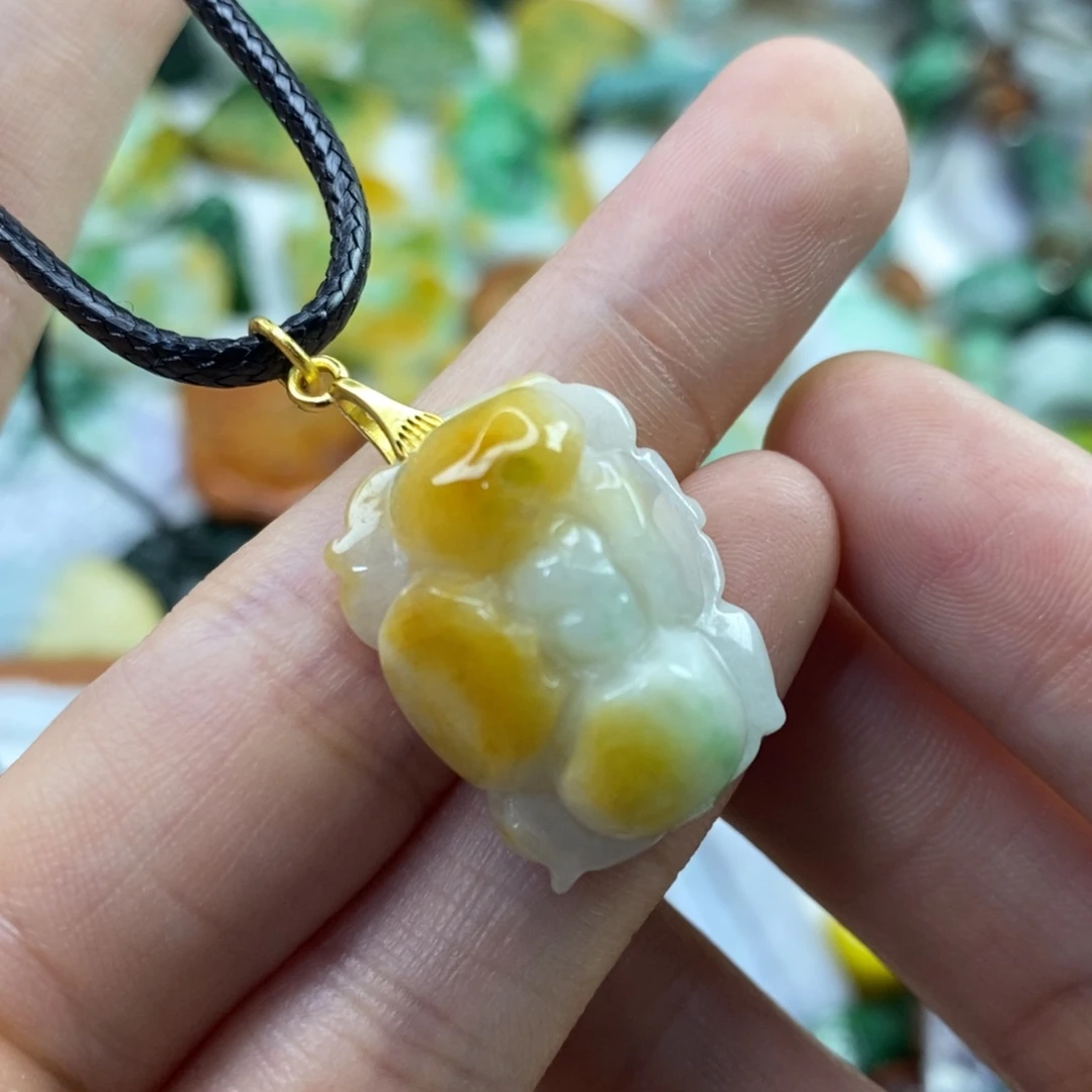 翡翠未镶嵌颈饰红**?