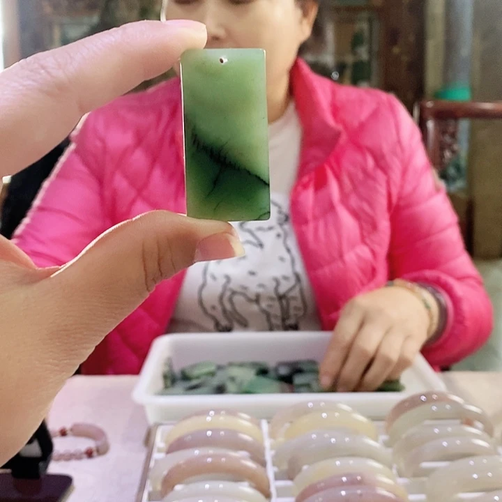 密玉（石英质玉）颈饰未镶嵌