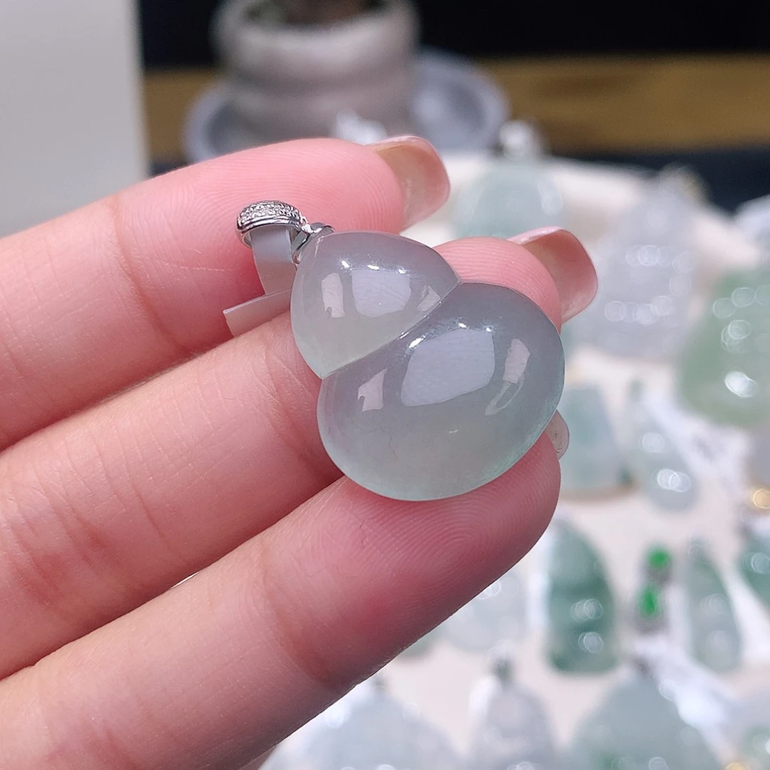 颈饰18K金镶嵌翡翠葫芦