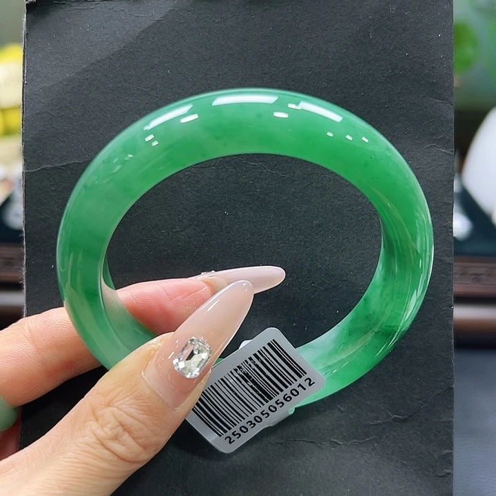 用****石英质玉（非洲翠）未镶嵌手镯