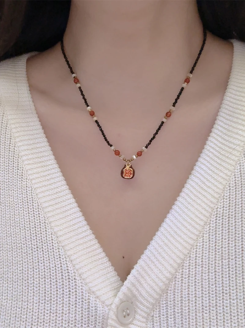 铜合金合成锆石项链 石榴红吊坠复古串珠项链配饰秋冬轻奢毛衣链