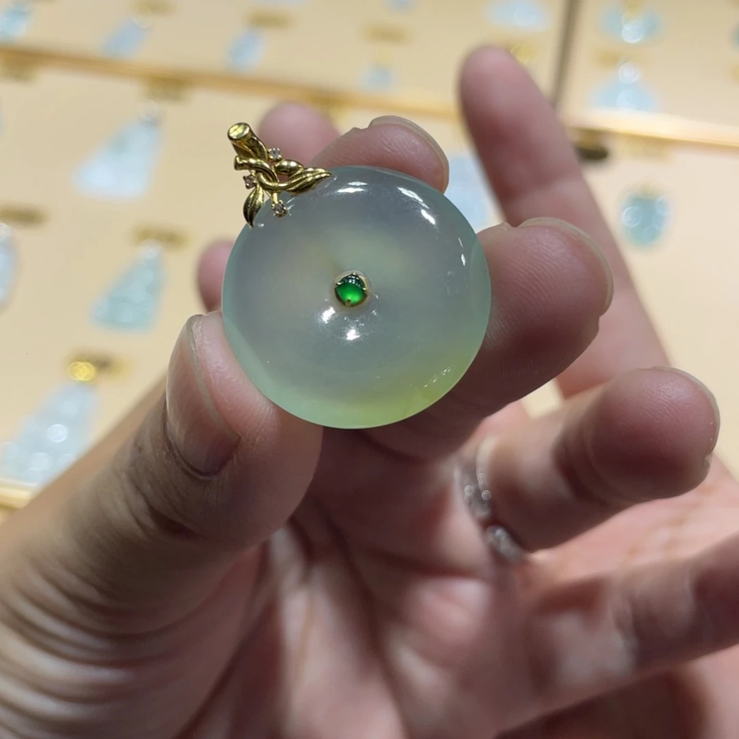 颈饰18K金镶嵌翡翠