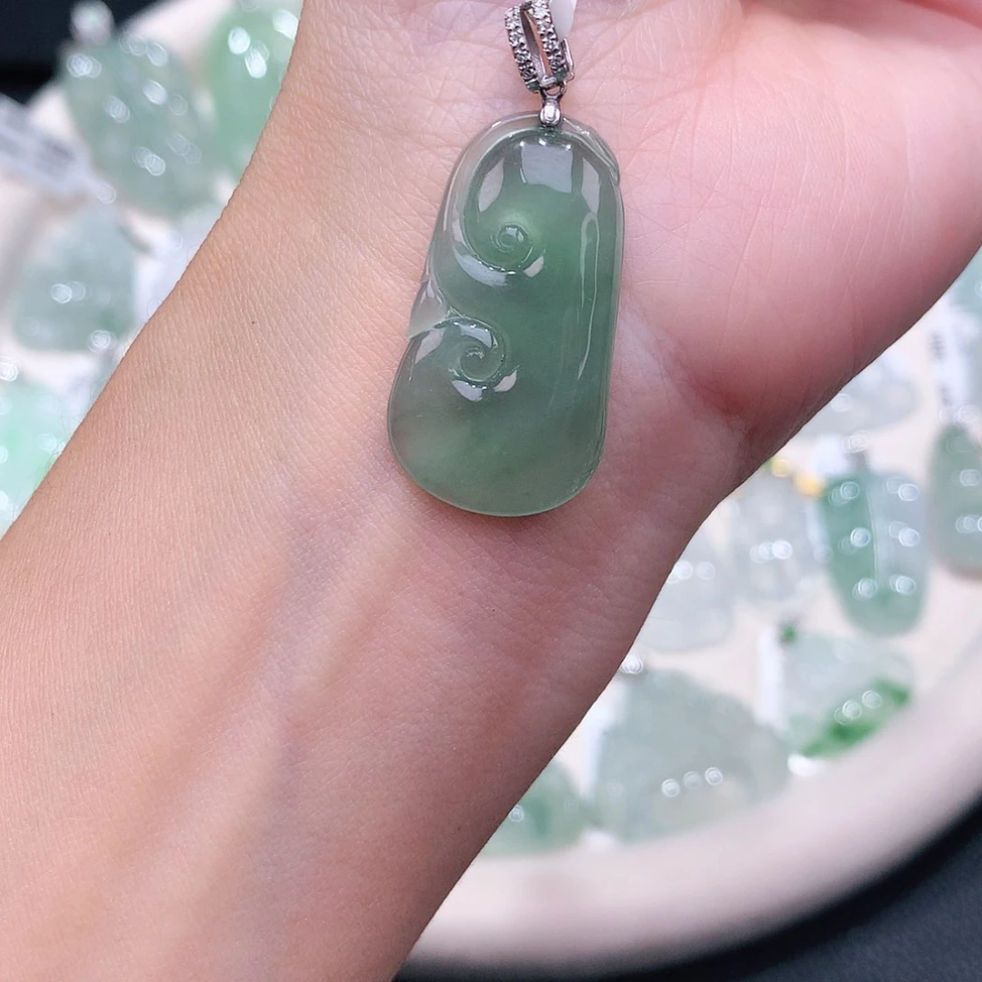 颈饰18K金镶嵌翡翠28.5-15.3-4.3