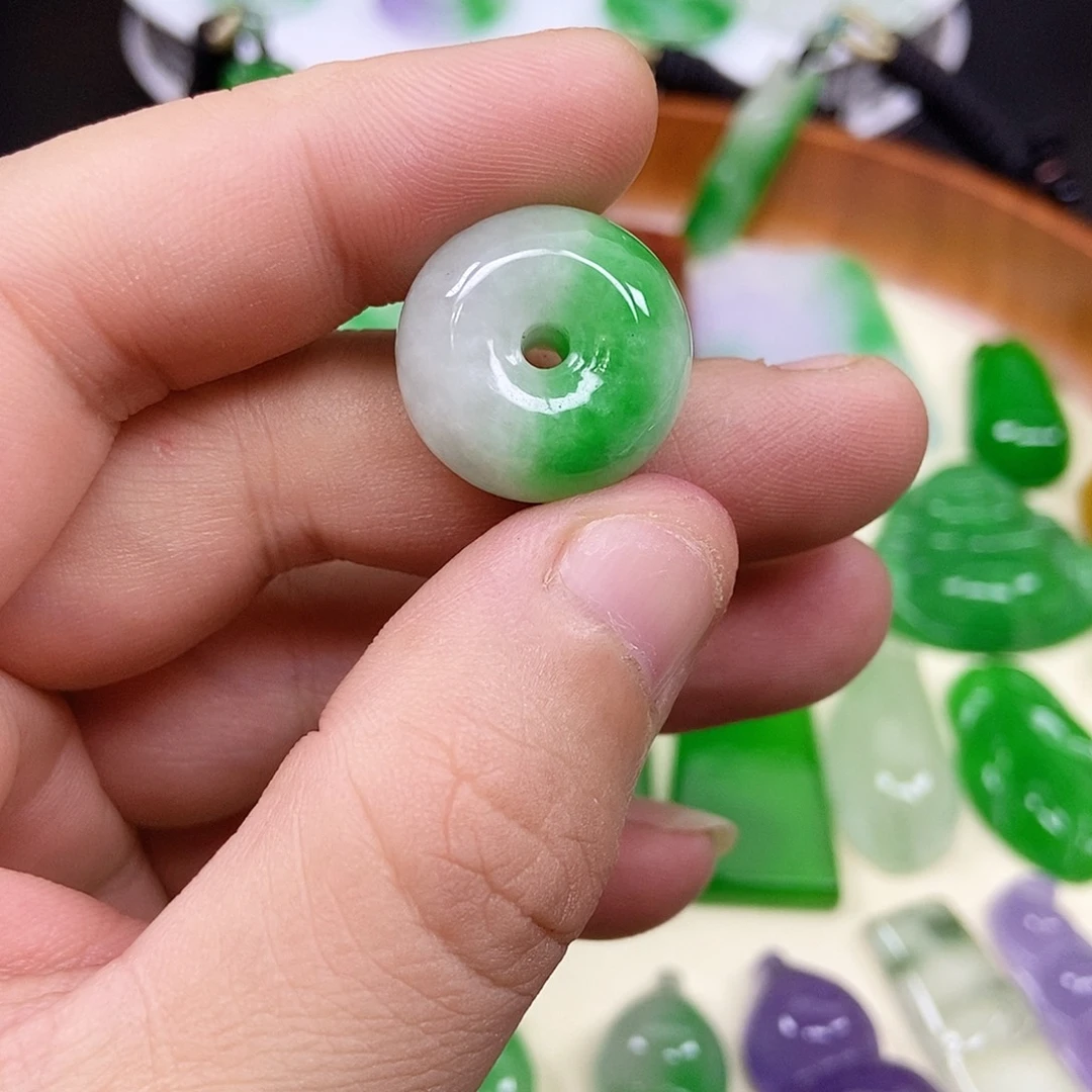 翡翠未镶嵌颈饰面包扣