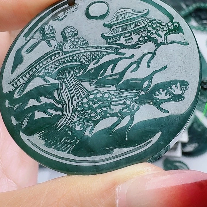翡翠未镶嵌颈饰多样性发其一