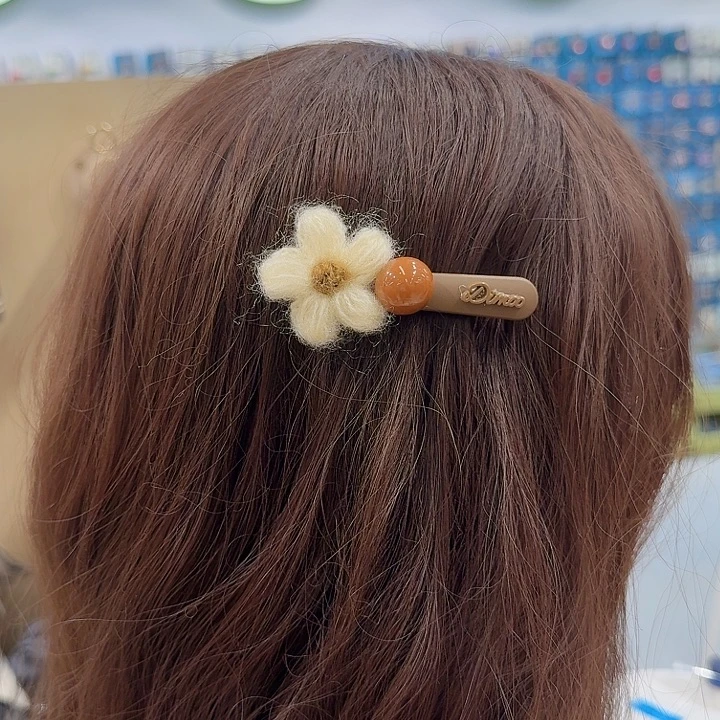 白色毛线花鸭嘴夹棕色