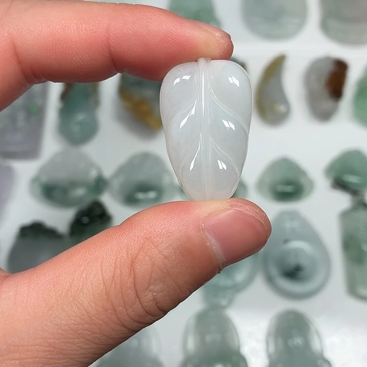 翡翠未镶嵌颈饰叶子