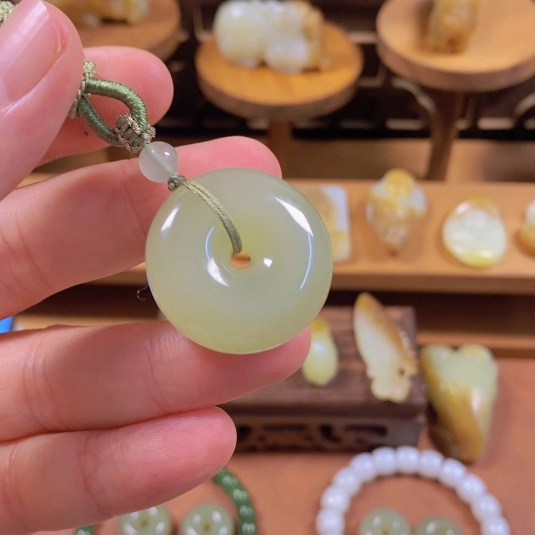 和田玉未镶嵌颈饰30平安扣