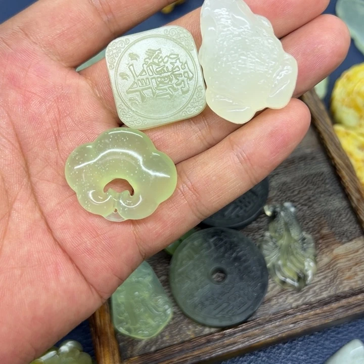 道***堂蛇纹石玉未镶嵌颈饰
