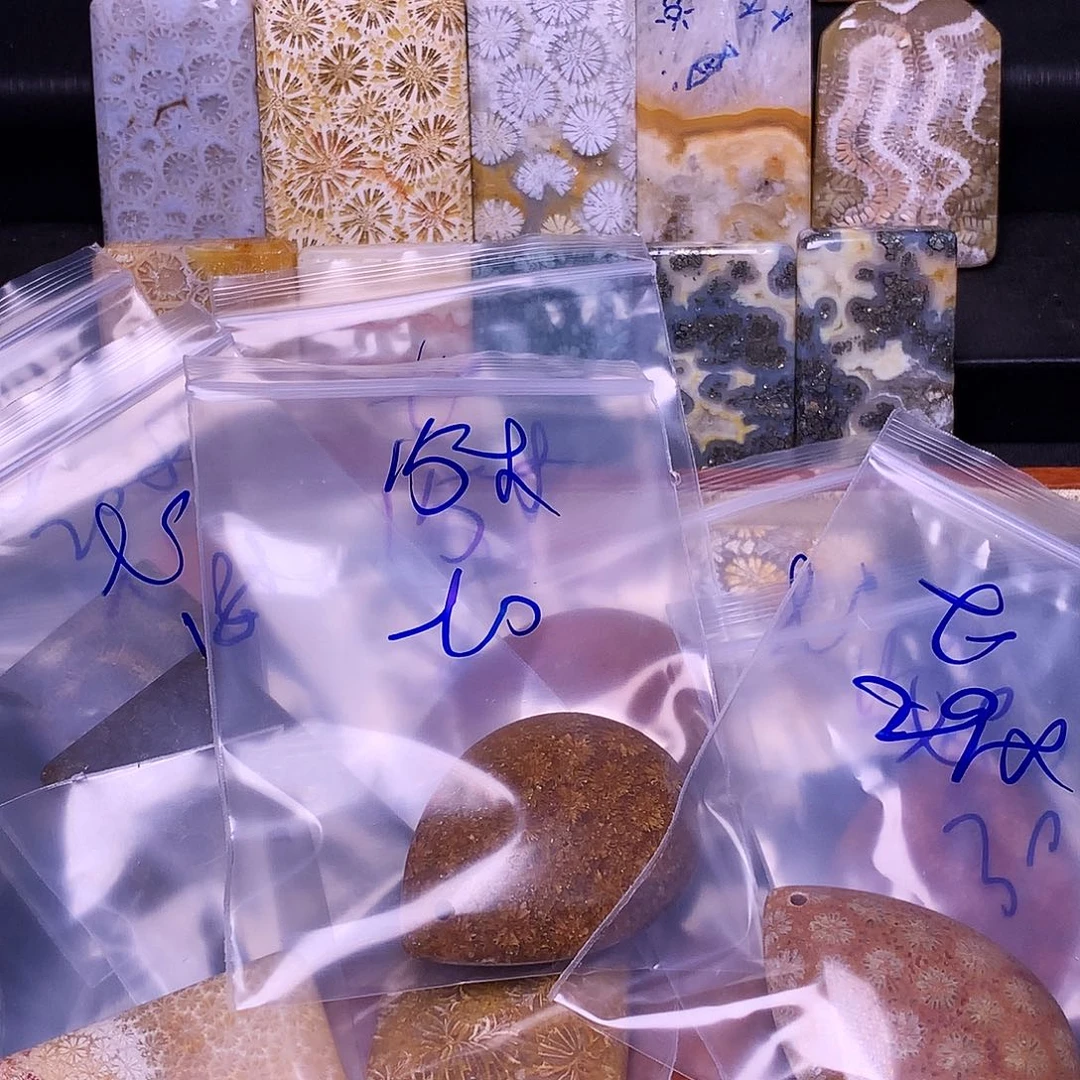 t***w合金硅化珊瑚（珊瑚玉）珠宝奇石