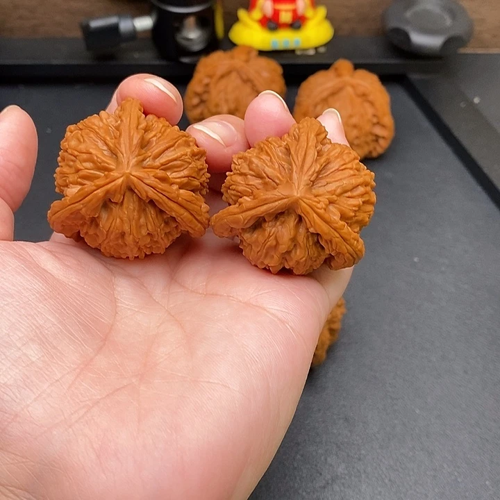 锜***航文玩核桃把件白奔