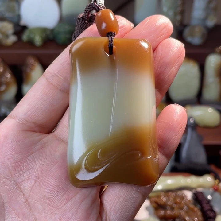 小***月和田玉未镶嵌颈饰